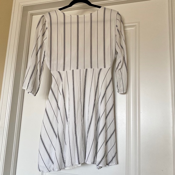 Amuse Society Lets Knot Dress in Casa Blanca - Picture 5 of 6